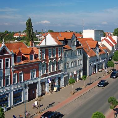 ein historisches Bild der Bismarckstraße östlich der Bahnstrecke in Tangerhütte